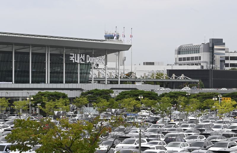 김포공항 청사 및 주차장 전경. 한국공항공사 제공