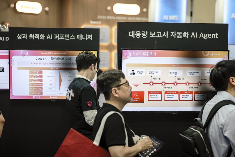 iM증권이 LG씨엔에스에 대해 인공지능(AI) 데이터센터 수요가 증가하면서 해외 수주 확대에 따른 성장성이 가속화될 것으로 전망했다. LG씨엔에스는 사진은 서울 강남구 코엑스에서 열린 인공지능 페스타 2025에서 참관객들이 LG CNS의 에이전트웍스를 살펴보고 있는 모습. 2025.09.30/뉴시스