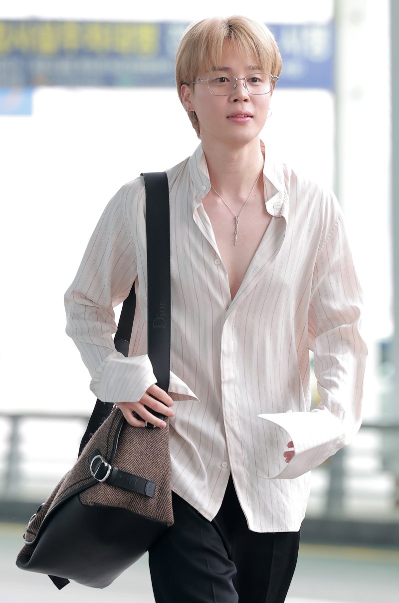 [뉴스1 ★]BTS 지민, 셔츠 풀어헤친 햇살왕자…섹시美 나풀나풀