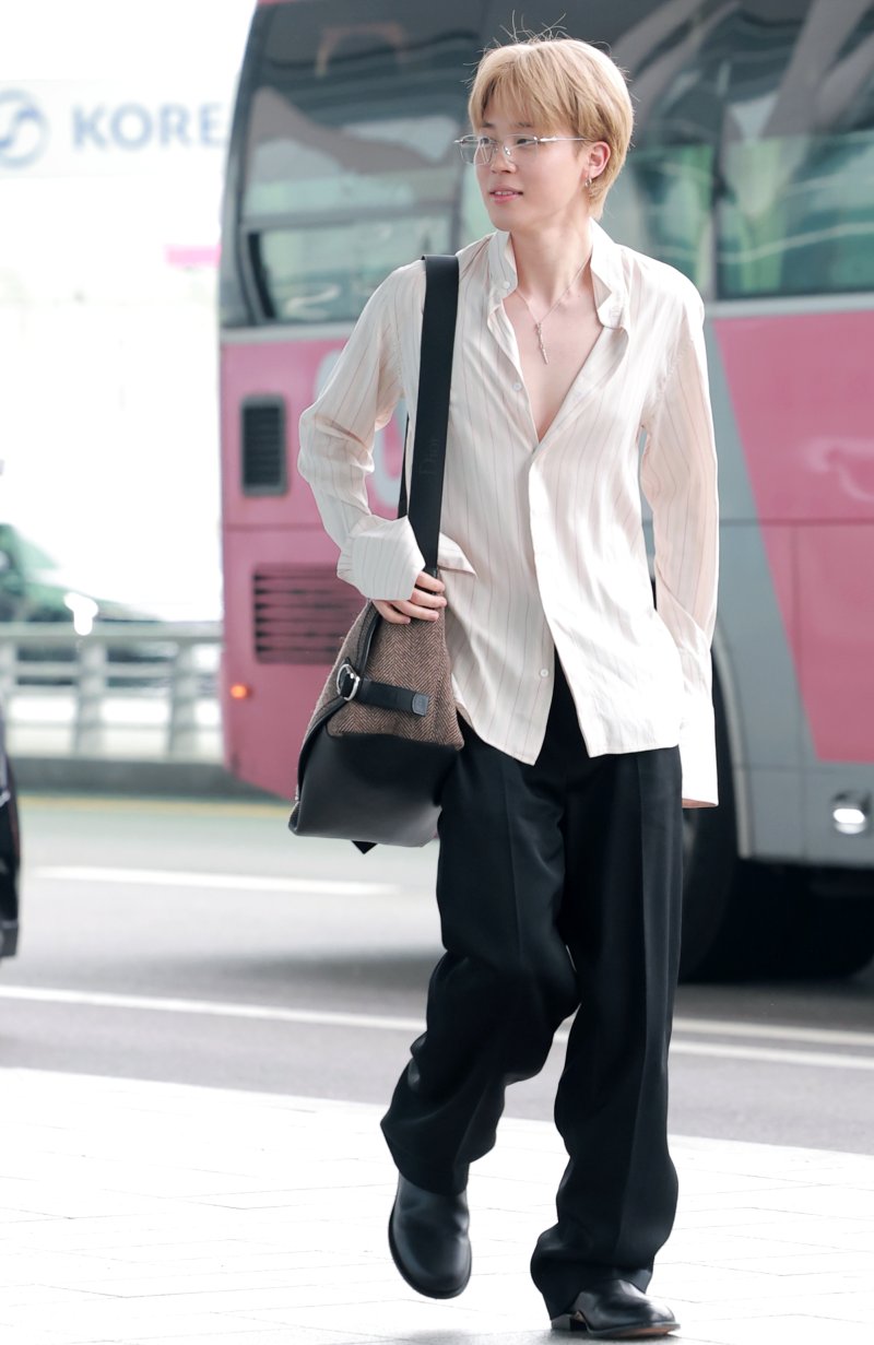 [뉴스1 ★]BTS 지민, 셔츠 풀어헤친 햇살왕자…섹시美 나풀나풀