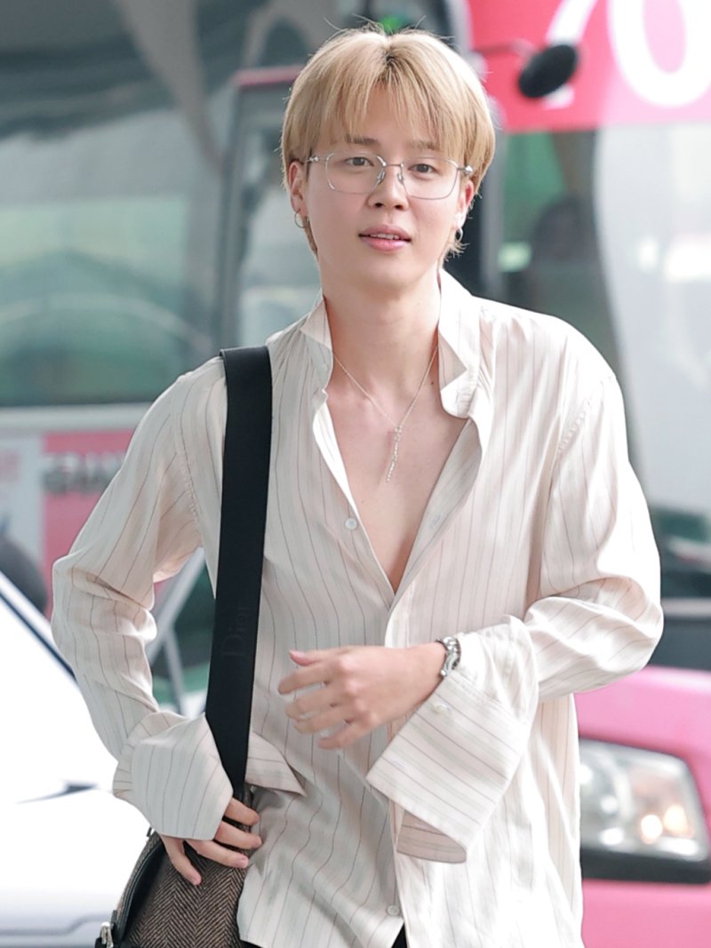 [뉴스1 ★]BTS 지민, 셔츠 풀어헤친 햇살왕자…섹시美 나풀나풀