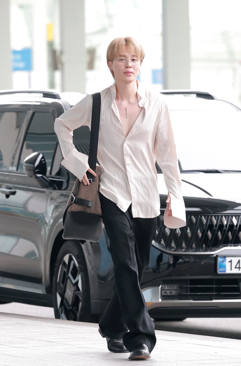 [뉴스1 ★]BTS 지민, 셔츠 풀어헤친 햇살왕자…섹시美 나풀나풀