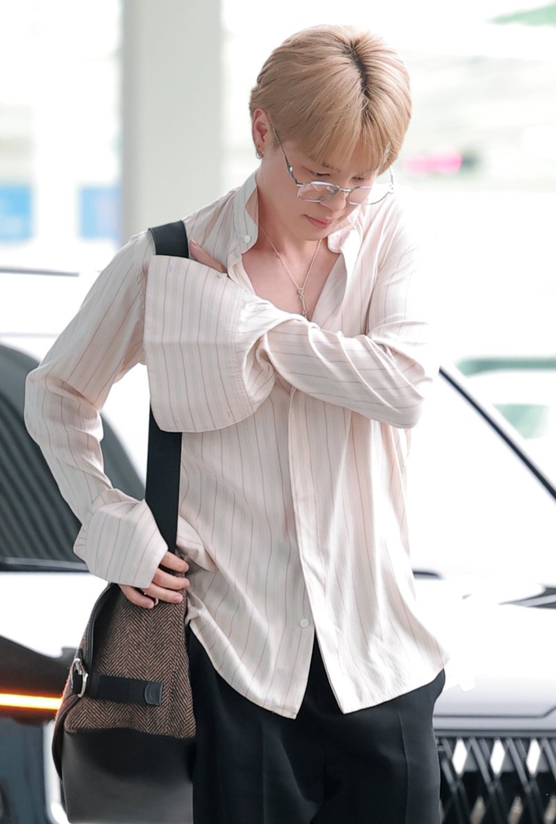 [뉴스1 ★]BTS 지민, 셔츠 풀어헤친 햇살왕자…섹시美 나풀나풀