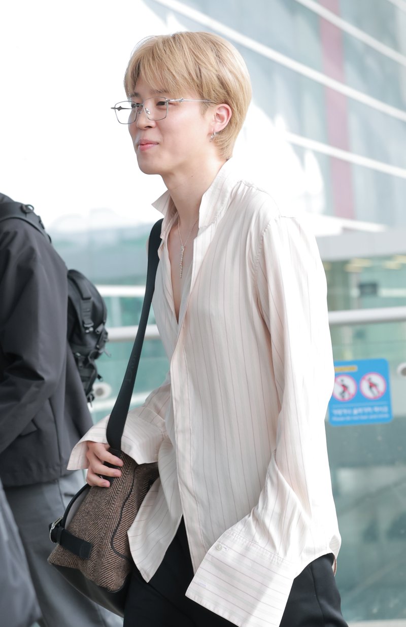 [뉴스1 ★]BTS 지민, 셔츠 풀어헤친 햇살왕자…섹시美 나풀나풀