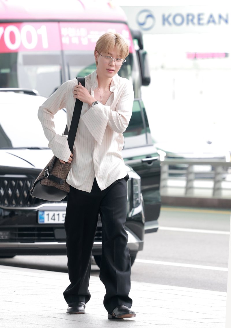 [뉴스1 ★]BTS 지민, 셔츠 풀어헤친 햇살왕자…섹시美 나풀나풀