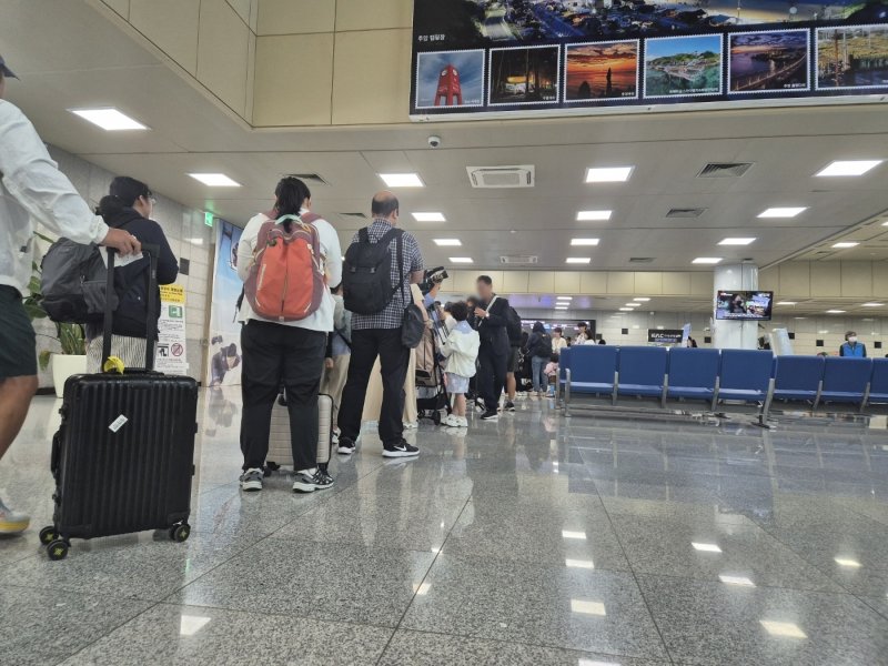 강원 양양~제주 항공 정기노선이 재개된 30일 오전 양양군 손양면 양양국제공항 국내선 대합실에 제주여행을 떠날 승객들로 가득하다. 2025.9.30/뉴스1 ⓒ News1 윤왕근 기자