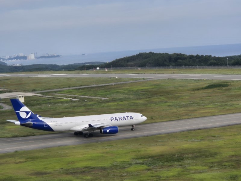 강원 양양~제주 항공 정기노선이 재개된 30일 오전 파라타항공 A330(294석)이 강원 양양군 손양면 양양국제공항 활주로에서 제주로 향하기 위해 이동하고 있다. 파라타항공은 이날부터 양양발 제주행 1회, 제주발 양양행 1회 왕복노선을 운행한다. 2025.9.30/뉴스1 ⓒ News1 윤왕근 기자
