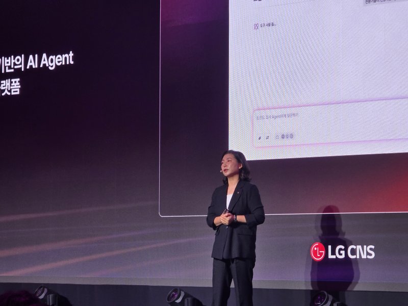 [서울=뉴시스]오동현 기자 = LG CNS가 30일 서울 여의도 콘래드 호텔에서 기업 고객 초청 행사 ‘AX 페어(AX Fair) 2025’를 개최했다. 사진은 LG CNS GenAI사업담당 임은영 담당이 발표하는 모습. 2025.09.30 odong85@newsis.com