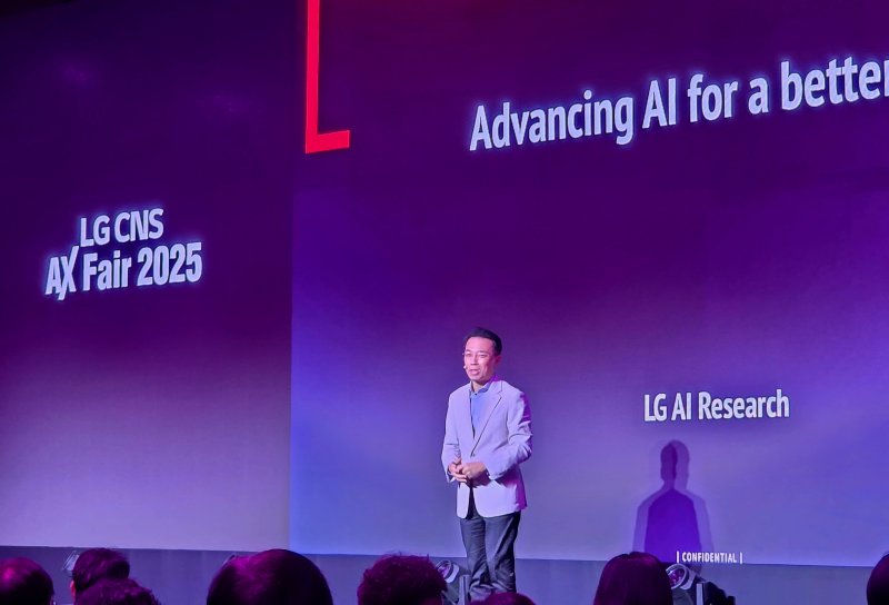 [서울=뉴시스]오동현 기자 = LG CNS가 30일 서울 여의도 콘래드 호텔에서 기업 고객 초청 행사 ‘AX 페어(AX Fair) 2025’를 개최했다. 사진은 LG CNS AI센터장 진요한 상무가 발표하는 모습. 2025.09.30 odong85@newsis.com