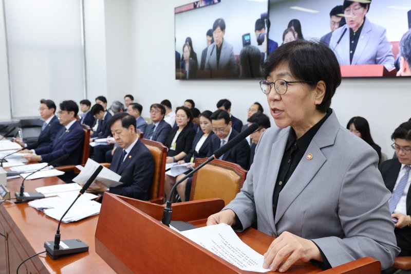 정은경 보건복지부 장관이 30일 서울 여의도 국회에서 열린 연금개혁 특별위원회 전체회의에서 업무보고를 하고 있다. 뉴스1