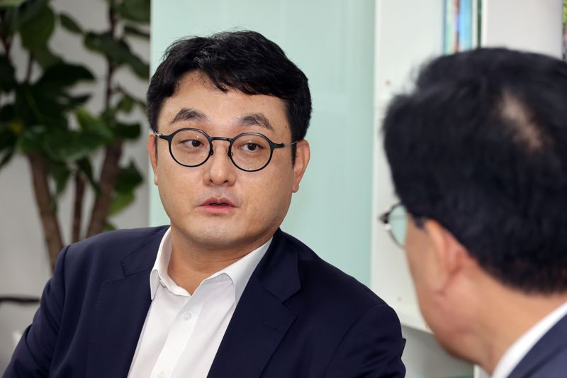 김익현 율촌 변호사가 파이낸셜뉴스가 운영중인 'fn 인사이트'에 출연해 자율주행차 책임이 운전자에서 제조사로 이동할 것이라고 강조하고 있다. 사진=서동일 기자