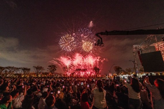 [1만 명 이상이 운집해 인천 대표 축제로 위상을 굳힌 로열가든 페스티벌 특집 콘서트장에 펼쳐진 화려한 불꽃놀이 모습 / DK아시아]