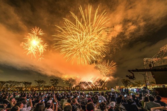 [로열가든 페스티벌 특집 콘서트장에 모인 시민들에게 꿈같은 가을밤의 특별한 추억을 선사한 화려한 불꽃놀이 모습 / DK아시아]