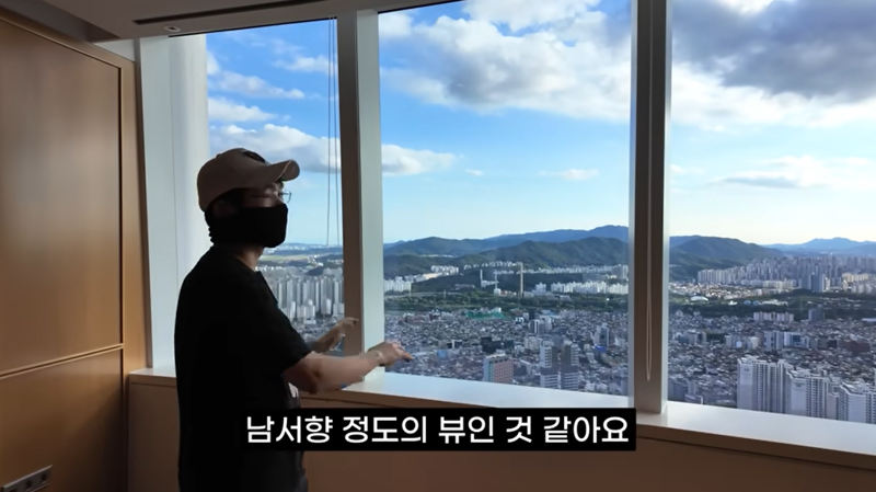 유튜브 채널 '터보832'를 운영하는 유튜버가 공실로 1년째 비어있는 시그니엘 레지던스를 소개하고 있다. /사진=유튜브 '터보832'