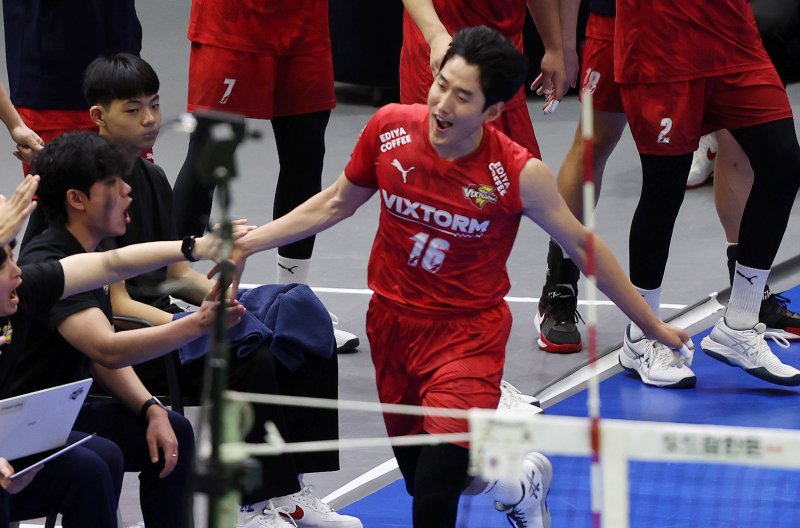 [수원=뉴시스] 추상철 기자 = 26일 오후 경기 수원시 수원체육관에서 열린 '도드람 프로배구 2024-2025 V리그 남자부' 한국전력과 삼성화재의 경기, 한국전력 김동영이 서브에이스를 성공시킨 후 기뻐하고 있다. 2024.11.26. scchoo@newsis.com