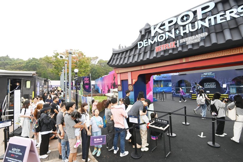 [용인=뉴시스] 김종택 기자 = 30일 경기 용인시 에버랜드에서 관람객들이 ‘케이팝 데몬 헌터스’(케데헌) 테마존 입장을 위해 줄 서 대기하고 있다. 케데헌 테마존에서는 대형 LED 스크린을 통해 작품 속 주요 영상과 인기 OST, 헌트릭스, 사자보이즈 등 캐릭터별 스토리를 미션형 게임과 인터랙티브 포토존을 통해 몰입감 있게 경험할 수 있다. 2025.09.30. jtk@newsis.com