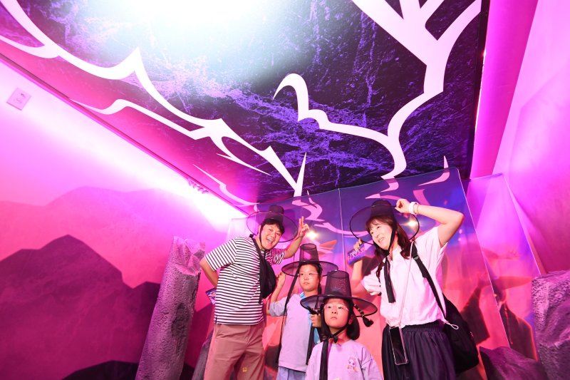 [용인=뉴시스] 김종택 기자 = 30일 경기 용인시 에버랜드에서 관람객들이 ‘케이팝 데몬 헌터스’(케데헌) 테마존을 체험하고 있다. 케데헌 테마존에서는 대형 LED 스크린을 통해 작품 속 주요 영상과 인기 OST, 헌트릭스, 사자보이즈 등 캐릭터별 스토리를 미션형 게임과 인터랙티브 포토존을 통해 몰입감 있게 경험할 수 있다. 2025.09.30. jtk@newsis.com