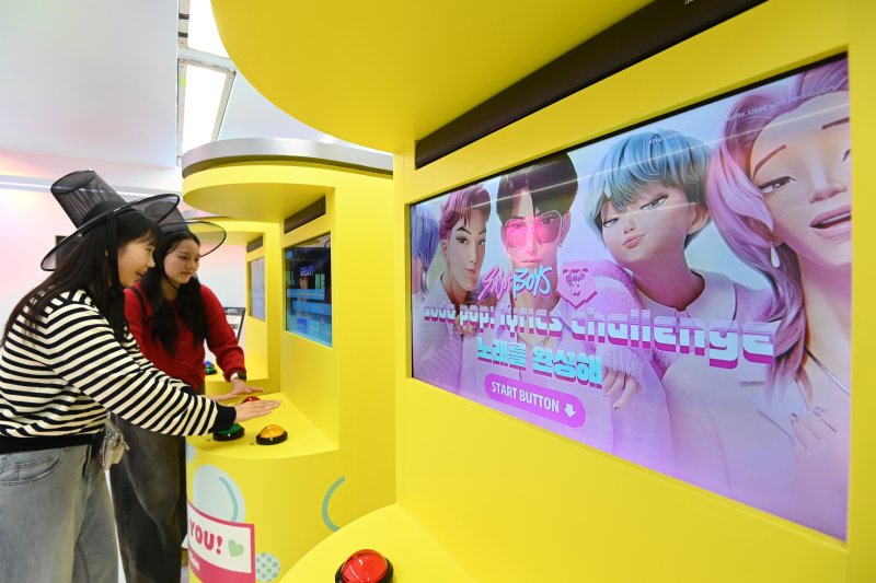 [용인=뉴시스] 김종택 기자 = 30일 경기 용인시 에버랜드에서 관람객들이 ‘케이팝 데몬 헌터스’(케데헌) 테마존을 체험하고 있다. 케데헌 테마존에서는 대형 LED 스크린을 통해 작품 속 주요 영상과 인기 OST, 헌트릭스, 사자보이즈 등 캐릭터별 스토리를 미션형 게임과 인터랙티브 포토존을 통해 몰입감 있게 경험할 수 있다. 2025.09.30. jtk@newsis.com