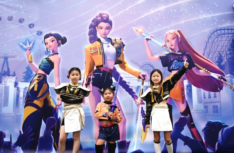 9월 30일 경기 용인시 에버랜드에서 관람객들이 ‘케이팝 데몬 헌터스’(케데헌) 테마존을 체험하고 있다. 뉴시스