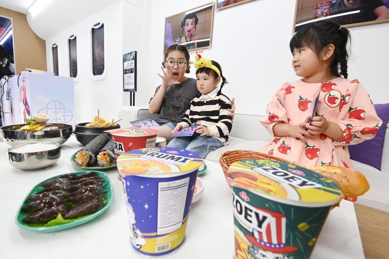[용인=뉴시스] 김종택 기자 = 30일 경기 용인시 에버랜드에서 관람객들이 ‘케이팝 데몬 헌터스’(케데헌) 테마존을 체험하고 있다. 케데헌 테마존에서는 대형 LED 스크린을 통해 작품 속 주요 영상과 인기 OST, 헌트릭스, 사자보이즈 등 캐릭터별 스토리를 미션형 게임과 인터랙티브 포토존을 통해 몰입감 있게 경험할 수 있다. 2025.09.30. jtk@newsis.com