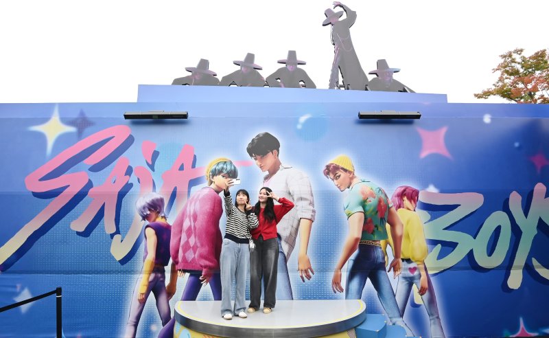 [용인=뉴시스] 김종택 기자 = 30일 경기 용인시 에버랜드에서 관람객들이 ‘케이팝 데몬 헌터스’(케데헌) 테마존을 체험하고 있다. 케데헌 테마존에서는 대형 LED 스크린을 통해 작품 속 주요 영상과 인기 OST, 헌트릭스, 사자보이즈 등 캐릭터별 스토리를 미션형 게임과 인터랙티브 포토존을 통해 몰입감 있게 경험할 수 있다. 2025.09.30. jtk@newsis.com