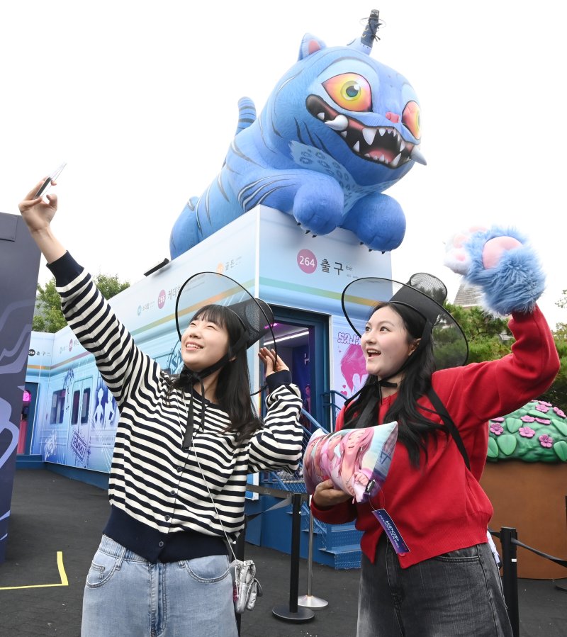 [용인=뉴시스] 김종택 기자 = 30일 경기 용인시 에버랜드에서 관람객들이 ‘케이팝 데몬 헌터스’(케데헌) 테마존을 체험하고 있다. 케데헌 테마존에서는 대형 LED 스크린을 통해 작품 속 주요 영상과 인기 OST, 헌트릭스, 사자보이즈 등 캐릭터별 스토리를 미션형 게임과 인터랙티브 포토존을 통해 몰입감 있게 경험할 수 있다. 2025.09.30. jtk@newsis.com