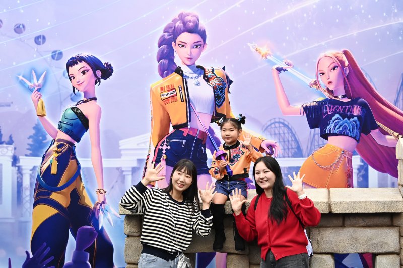 [용인=뉴시스] 김종택 기자 = 30일 경기 용인시 에버랜드에서 관람객들이 ‘케이팝 데몬 헌터스’(케데헌) 테마존을 체험하고 있다. 케데헌 테마존에서는 대형 LED 스크린을 통해 작품 속 주요 영상과 인기 OST, 헌트릭스, 사자보이즈 등 캐릭터별 스토리를 미션형 게임과 인터랙티브 포토존을 통해 몰입감 있게 경험할 수 있다. 2025.09.30. jtk@newsis.com