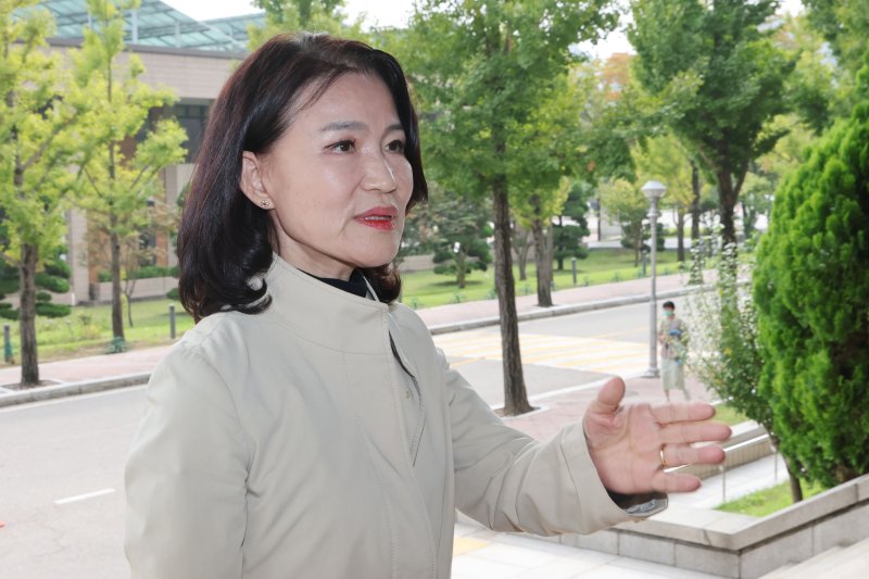 이진숙 방송통신위원장이 30일 경기도 정부과천청사 방송통신위원회로 출근하고 있다. 2025.9.30/뉴스1 ⓒ News1 이광호 기자