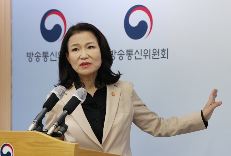 이진숙 방송통신위원장이 지난 29일 경기 과천시 정부과천청사 방송통신위원회 기자실에서 입장 표명을 하고 있다. 2025.9.29/뉴스1 ⓒ News1 김영운 기자