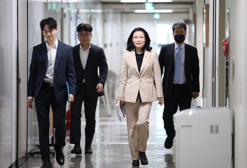 이진숙 방송통신위원장이 지난 29일 입장발표 기자회견을 하기 위해 경기 과천시 정부과천청사 방송통신위원회 기자실로 들어서고 있다. 2025.9.29/뉴스1 ⓒ News1 김영운 기자