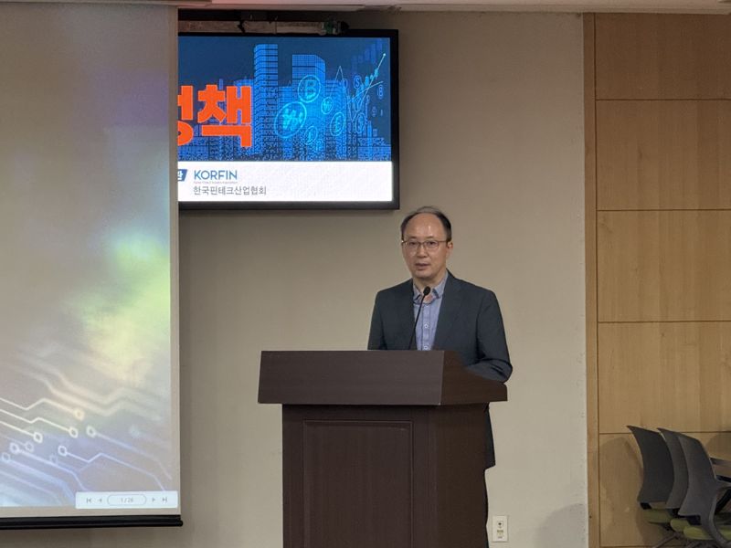 30일 서울 영등포구 국회의원회관에서 진행한 '원화 스테이블코인 기업 활용과 외환정책' 2차 토론회에서 전진 삼성글로벌리서치 박사가 발표하고 있다. 사진=이현정 기자