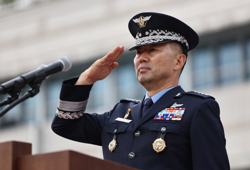 진영승 신임 합동참모의장이 30일 서울 국방부 연병장에서 열린 제44ㆍ45대 합동참모의장 이·취임식에서 취임사에 앞서 경례하고 있다. 연합뉴스