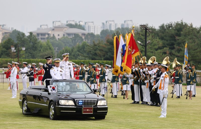 진영승 신임 합참의장과 김명수 이임 합참의장이 30일 서울 국방부 연병장에서 열린 '제44ㆍ45대 합동참모의장 이·취임식'에서 열병하고 있다. 연합뉴스