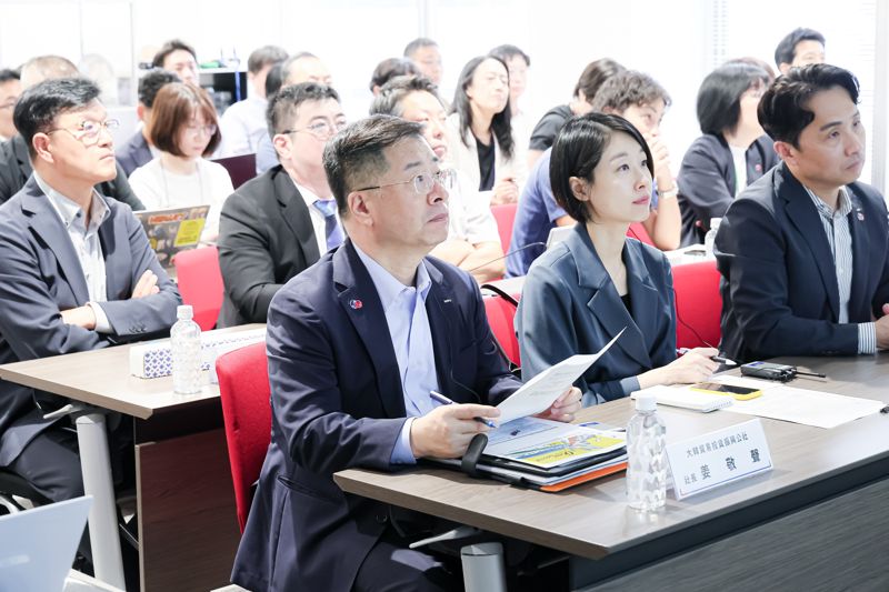 강경성 코트라 사장(앞줄 왼쪽 첫번째)이 30일 일본 도쿄에서 열린 대한무역투자진흥공사(코트라)와 일본 지자체 간 디지털전환(DX) 파트너십 포럼에 참석해 일본 지자체들의 발표를 듣고 있다.