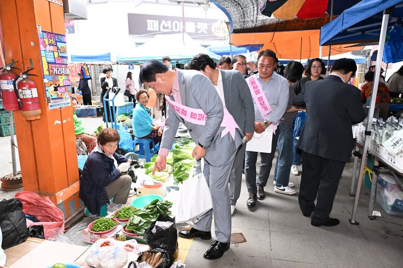 심재국 강원 평창군수가 30일 평창전통시장에서 강원도청 및 평창군청 직원 등 100여 명과 함께 전통시장 장보기 행사에 나섰다. (평창군 제공. 재판매 및 DB금지) 2025.9.30/뉴스1