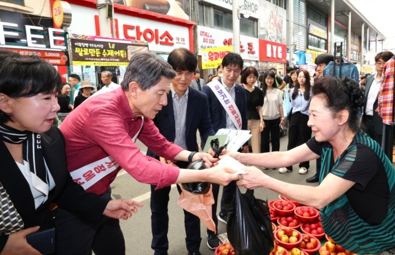 [포항=뉴시스] 경북 포항시는 추석을 앞둔 30일 지역 기관 단체와 죽도 시장에서 지역 경제에 활력을 불어넣기 위해 전통 시장 장보기에 나섰다. 이강덕 포항시장이 상인의 애로 사항을 들으며 제수를 구매하는 모습. (사진=포항시 제공) 2025.09.30. photo@newsis.com