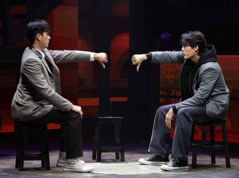 [서울=뉴시스] 배훈식 기자 = 뮤지컬 '아몬드' 프레스콜이 열린 30일 오후 서울 종로구 NOL 유니플렉스에서 윤재 역의 윤소호 배우와 곤이 역의 김건우 배우가 하이라이트 장면 시연을 하고 있다. 2025.09.30. dahora83@newsis.com /사진=뉴시스