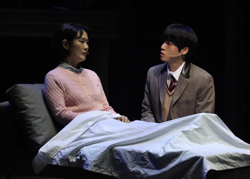 뮤지컬 '아몬드' 프레스콜이 열린 9월 30일 오후 서울 종로구 NOL 유니플렉스에서 윤재 역의 김리현 배우와 엄마 역의 이예지 배우가 하이라이트 장면 시연을 하고 있다. 뉴시스