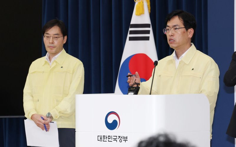 한 달간 96개 시스템 못 쓴다는데…정부, 대체수단도 안내도 '부실'