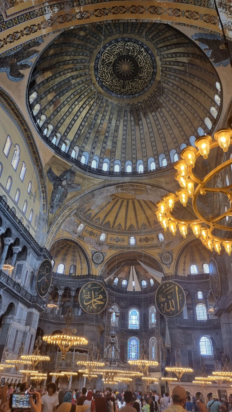 아야 소피아 내부의 성화와 이슬람 캘리그라피