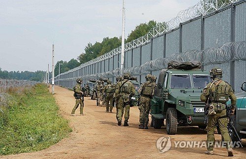 폴란드-벨라루스 국경 지대 감시하는 폴란드 국경수비대 (출처=연합뉴스)