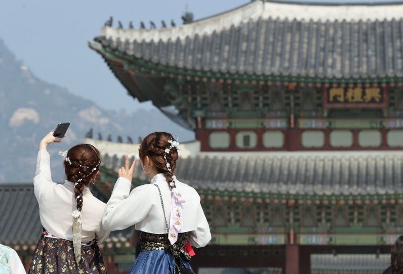 관람객들이 서울 경복궁을 관람하고 있다. 연합뉴스