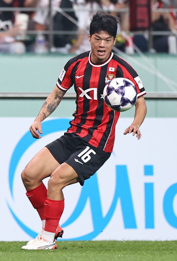 [서울=뉴시스] 최진석 기자 = 30일 오후 서울 마포구 서울월드컵경기장에서 열린 2025~2026시즌 아시아축구연맹(AFC) 챔피언스리그 엘리트(ACLE) 리그 스테이지 2차전 부리람 유나이티드와 FC서울의 경기, FC서울 최준이 공을 받고 있다. 2025.09.30. myjs@newsis.com