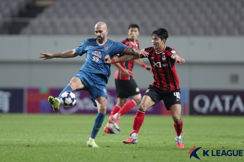 부리람의 뮬리치(왼쪽)(한국프로축구연맹 제공)