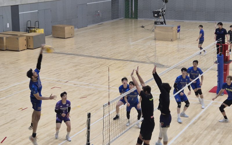 [오사카=뉴시스] 문채현 기자 = 남자배구 우리카드가 30일 일본 오사카의 사카이 체육관에서 일본의 사카이 블레이저와 연습 경기를 펼치고 있다. 2025.09.30. dal@newsis.com *재판매 및 DB 금지