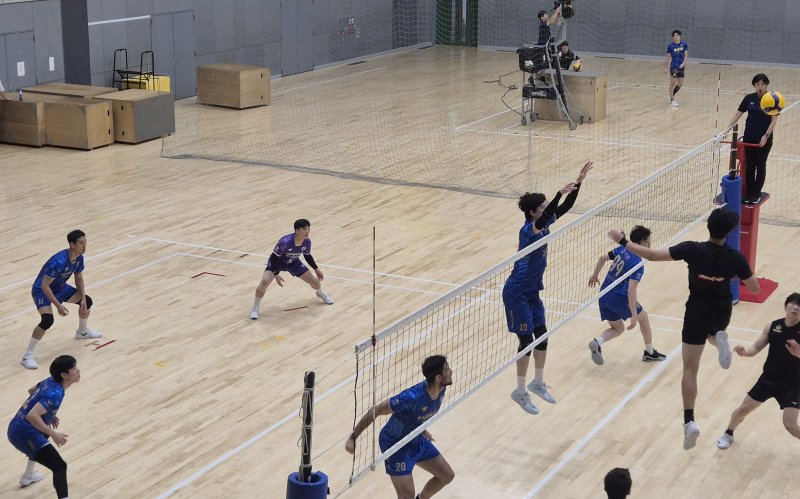 [오사카=뉴시스] 문채현 기자 = 남자배구 우리카드가 30일 일본 오사카의 사카이 체육관에서 일본의 사카이 블레이저와 연습 경기를 펼치고 있다. 2025.09.30. dal@newsis.com *재판매 및 DB 금지