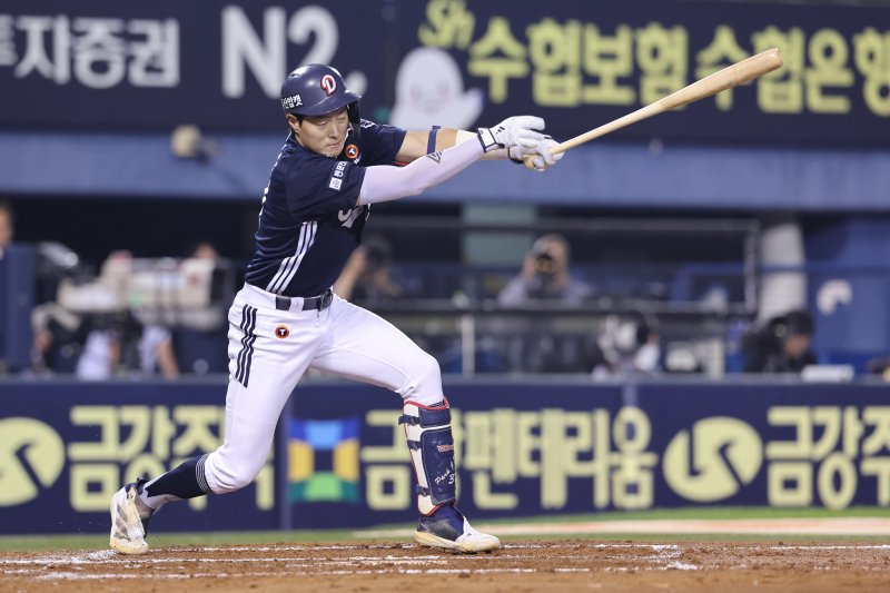30일 오후 서울 송파구 잠실야구장에서 열린 프로야구 2025 신한 SOL 뱅크 KBO 리그 두산 베어스와 LG 트윈스의 경기 3회초 2사 2루 상황, 두산 박지훈이 안타를 날리고 있다 2025.9.30/뉴스1 ⓒ News1 안은나 기자