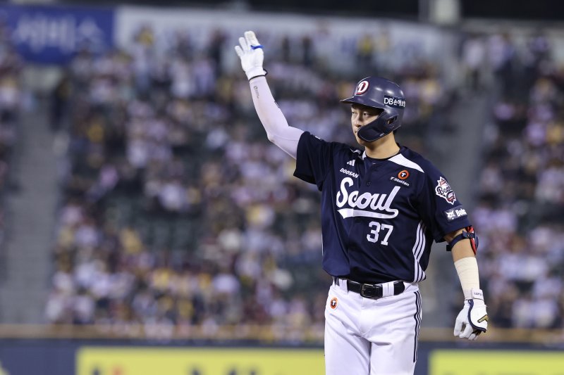 30일 오후 서울 송파구 잠실야구장에서 열린 프로야구 2025 신한 SOL 뱅크 KBO 리그 두산 베어스와 LG 트윈스의 경기 9회초 1사 1,3루 상황, 두산 박지훈이 안타를 날린 뒤 기뻐하고 있다. 2025.9.30/뉴스1 ⓒ News1 안은나 기자