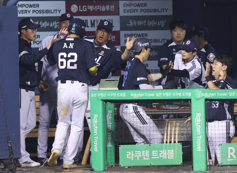 30일 오후 서울 송파구 잠실야구장에서 열린 프로야구 2025 신한 SOL 뱅크 KBO 리그 두산 베어스와 LG 트윈스의 경기 9회초 1사 1,2루 상황 두산 케이브의 2루타에 1,2루주자 박지훈, 안재석이 홈인, 조성환 감독 대행 등의 격려를 받고 있다. 2025.9.30/뉴스1 ⓒ News1 안은나 기자