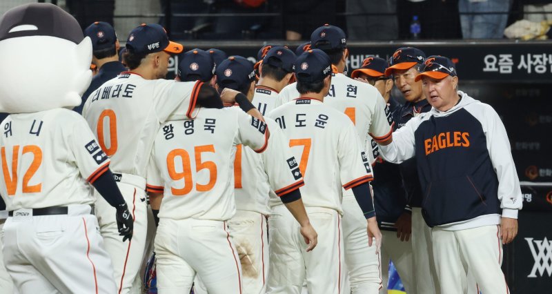 29일 대전 한화생명볼파크에서 열린 프로야구 '2025 신한 SOL 뱅크 KBO리그' 한화이글스 대 LG트윈스 경기에서 한화이글스가 승리하며 김경문 감독이 선수들과 하이파이브를 하고 있다. 2025.9.29/뉴스1 ⓒ News1 김기남 기자